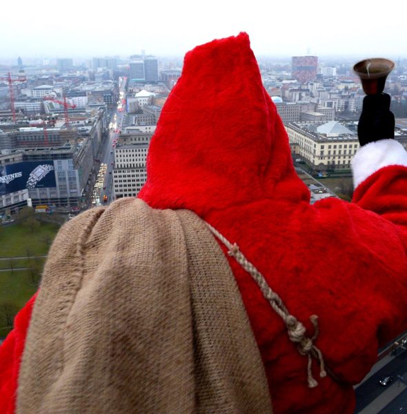 Und der Weihnachtsmann kommt doch vom Himmel!